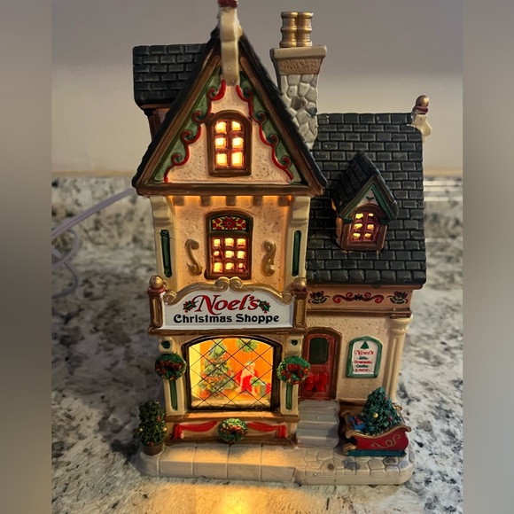 Lemax Christmas Village Noel’s Christmas Shoppe 2016 Lights Up EUC - Picture 7 of 9
